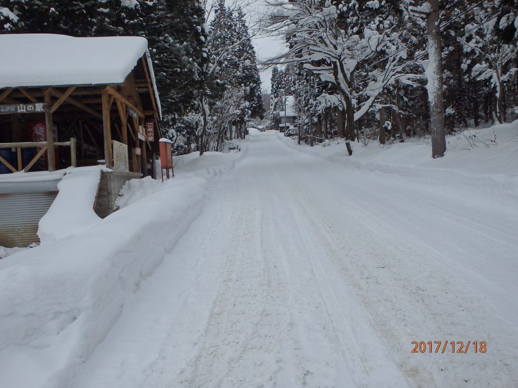 ニューパークひるが野の道路は圧雪状態です|トウメイハウス ニューパークひるが野の道路は圧雪状態です|トウメイハウス